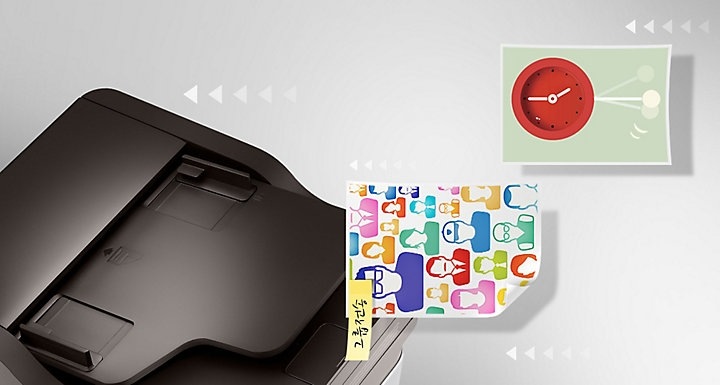 좌측에는 예약전송, 그룹전송 메모가 적혀진 인쇄물이 있고, 오른쪽에는 SL-M2077F 모델의 윗면이 보여진다.