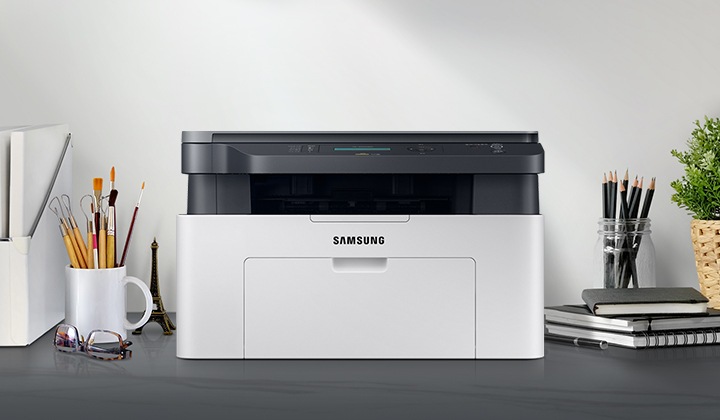 하얀 색상의 벽과 검은 색상에 책상 위에 제품 정면 이미지가 중간에 위치히여 있고 제품 이미지 왼쪽 부분에는 안경과 컵이 놓여있습니다. 제품 이미지 오른쪽 부분에는 노트 3권이 쌓여있고 연필과 식물이 나열되어 있습니다.