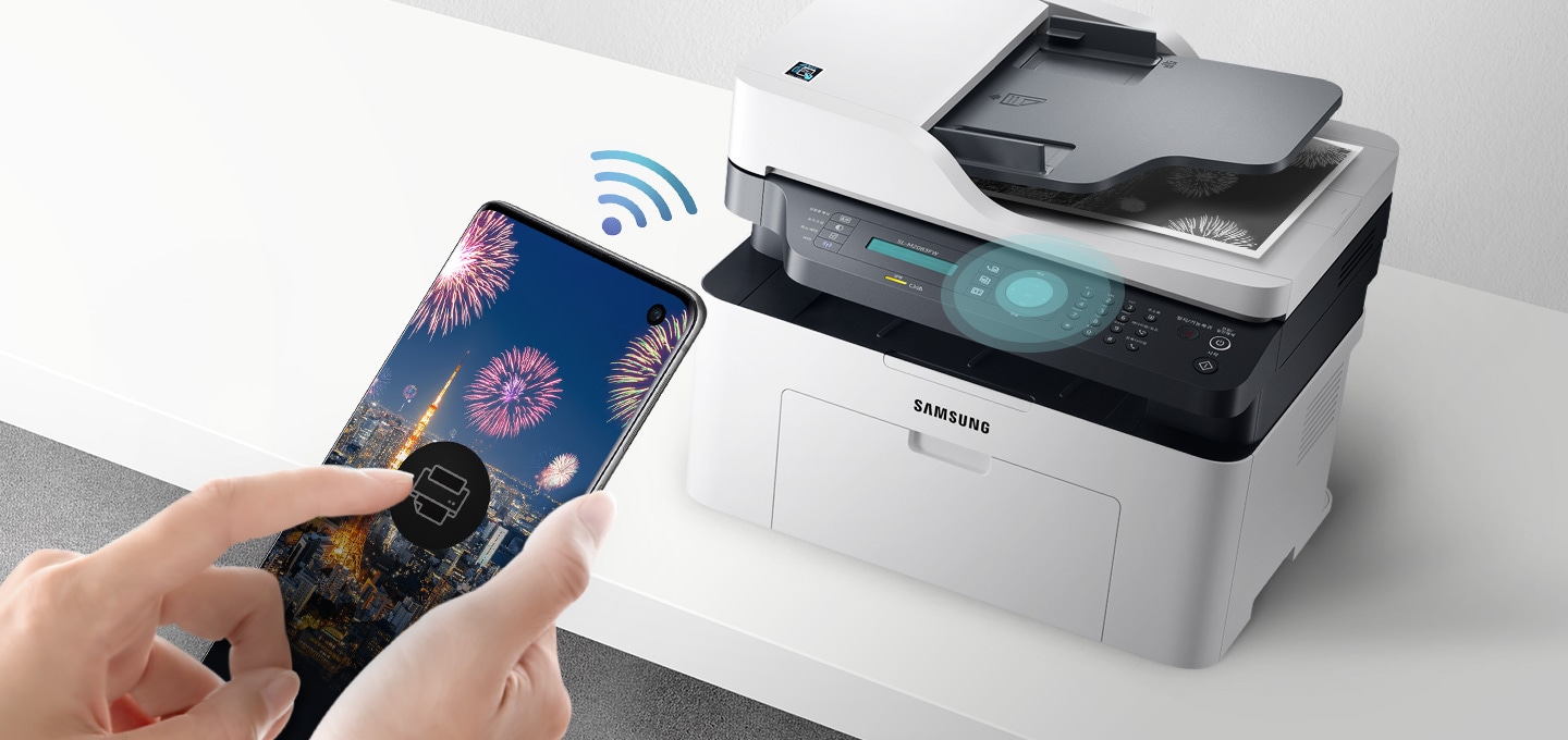 하얀색 책상 위에 제품을 오른쪽 위에서 내려본 이미지가 중간에 배치하여 있고 이미지 왼쪽 부분에 스마트폰 화면에 프린터 아이콘을 누르고 있는 사람의 손이 배치하여 있습니다.