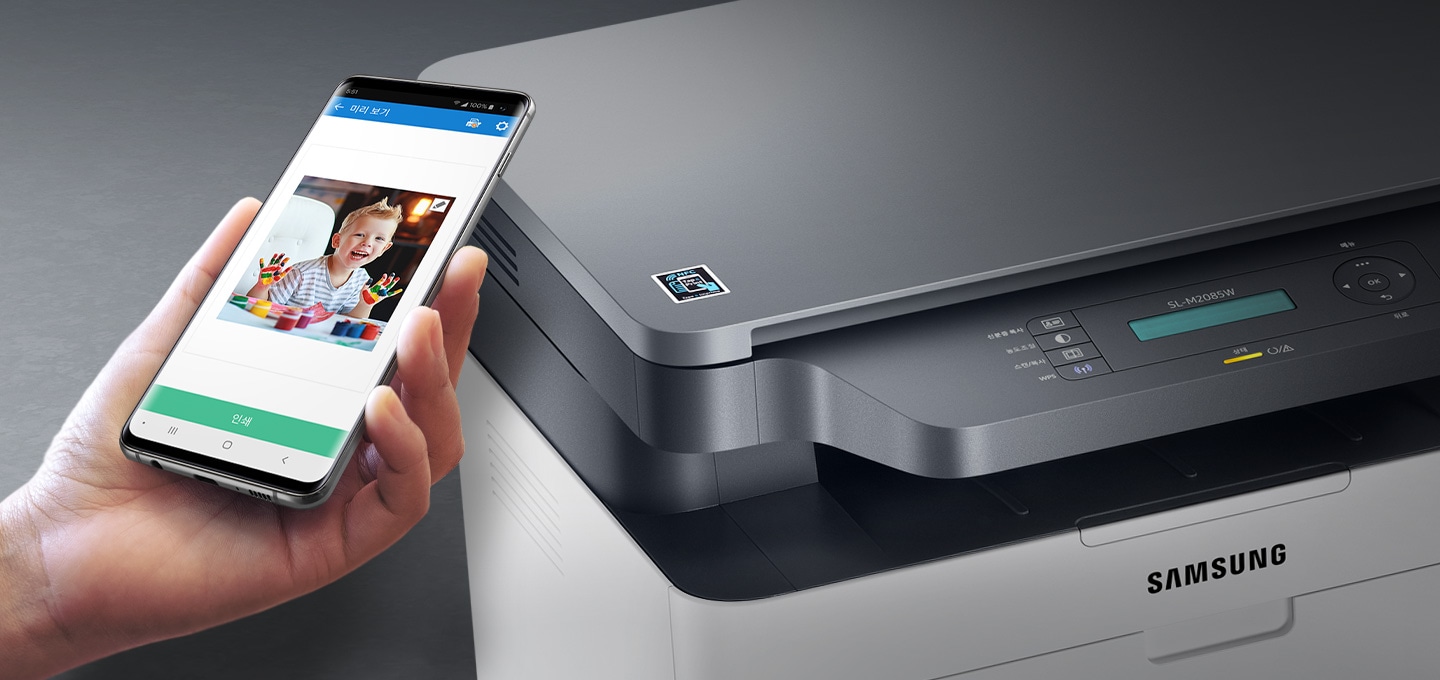 검정 색상의 나무 책상에 제품의 왼쪽 위에서 내려본 이미지가 있고 스마트폰을 제품 이미지 상단에 NFC 태그 스티커가 붙어있는 부분에 태그하는 이미지입니다.