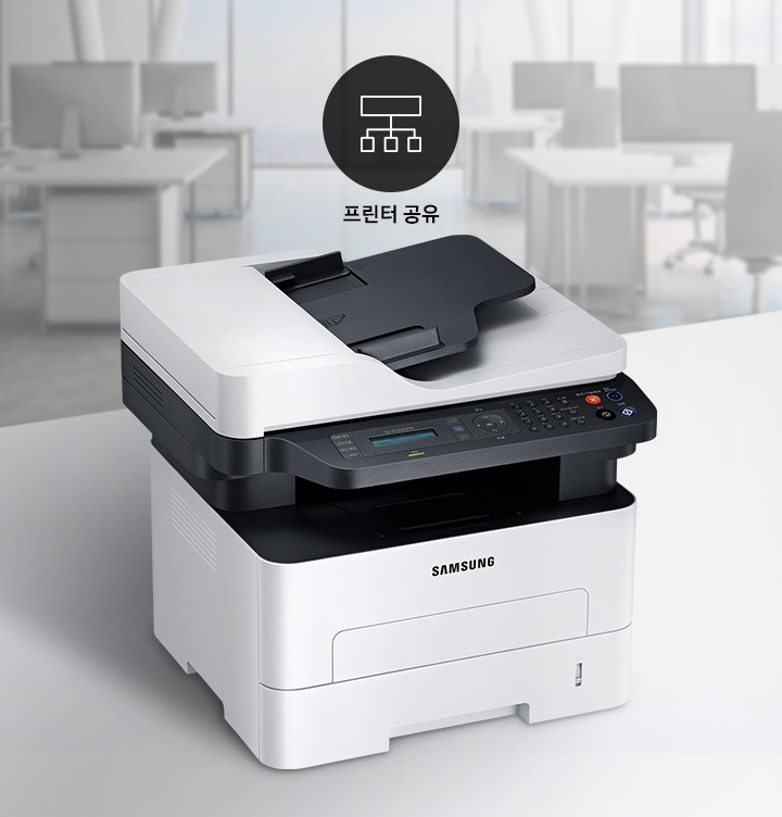 흐리게 사무실이 보이는 배경에 오른쪽 위에서 내려본 제품이미지가 중간에 배치하여 있고 제품 이미지 상단에 프린터 공유 텍스트와 네모 박스 하단에 선 3개가 빠져나와 하단에 있는 작은 네모 박스를 연결하는 아이콘이 그려져 있습니다.