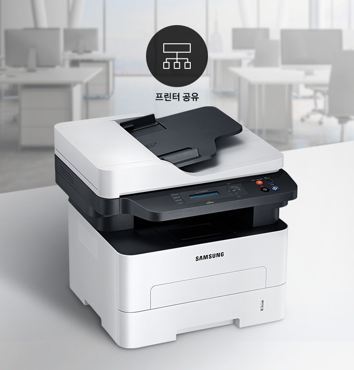 흐리게 사무실이 보이는 배경에 오른쪽 위에서 내려본 제품이미지가 중간에 배치하여 있고 제품 이미지 상단에 프린터 공유 텍스트와 네모 박스 하단에 선 3개가 빠져나와 하단에 있는 작은 네모 박스를 연결하는 아이콘이 그려져 있습니다.