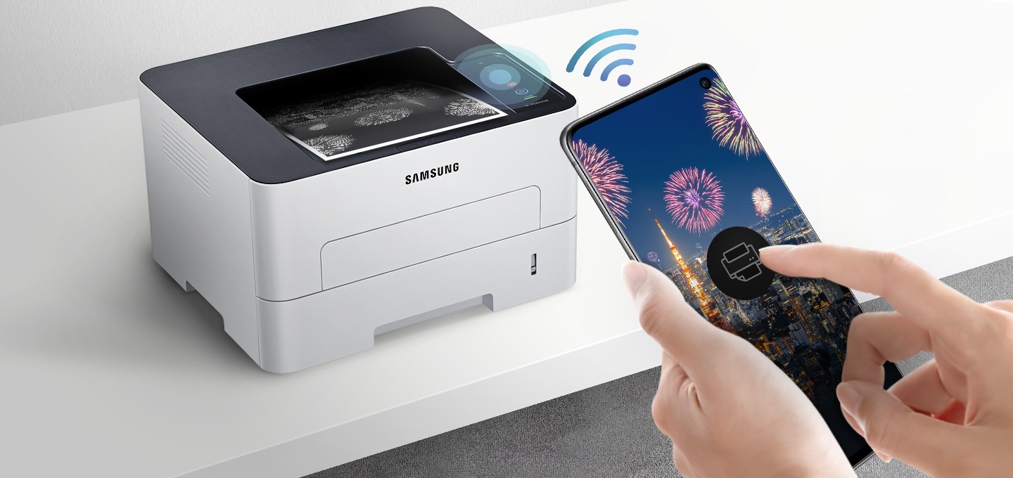 하얀색 책상 위에 제품을 왼쪽 위에서 내려본 이미지가 중간에 배치하여 있고 이미지 오른쪽 부분에 스마트폰 화면에 프린터 아이콘을 누르고 있는 사람의 손이 배치하여 있습니다.