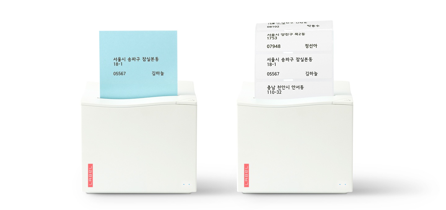 왼쪽 라벨프린터는 점착메모지가 출력되며, 오른쪽 라벨프린터는 스티커로 출력이 되고 있습니다.