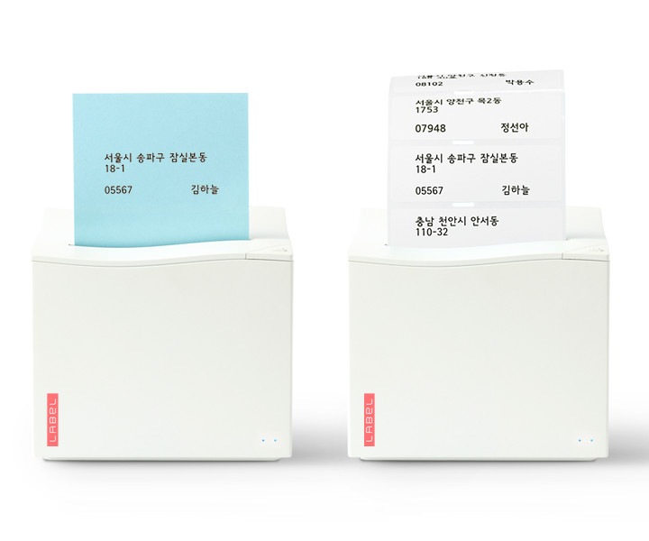왼쪽 라벨프린터는 점착메모지가 출력되며, 오른쪽 라벨프린터는 스티커로 출력이 되고 있습니다.
