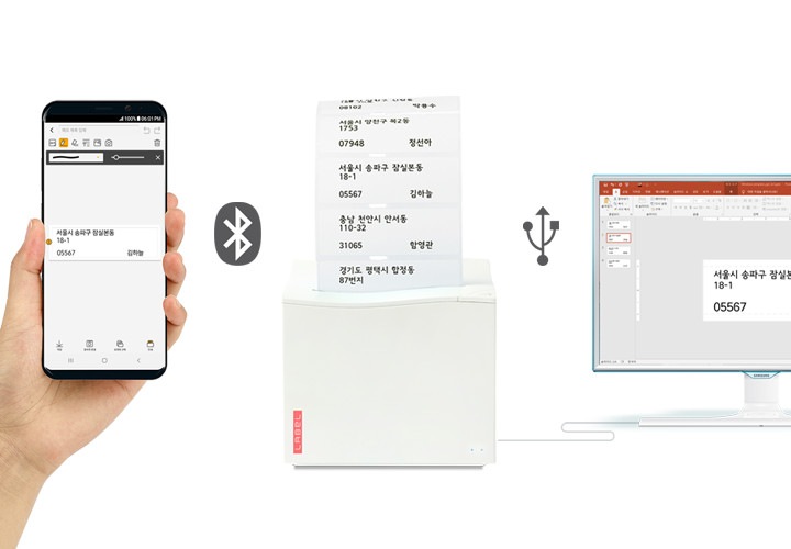 핸드폰과 PC로 라벨프린터를 연결하고 있습니다.