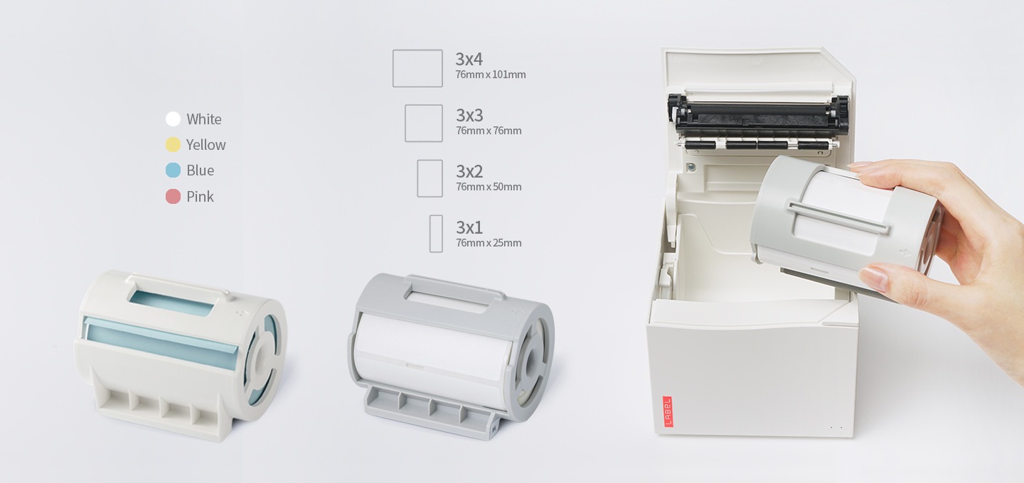 라벨프린터에 카트리지를 넣고 있습니다.