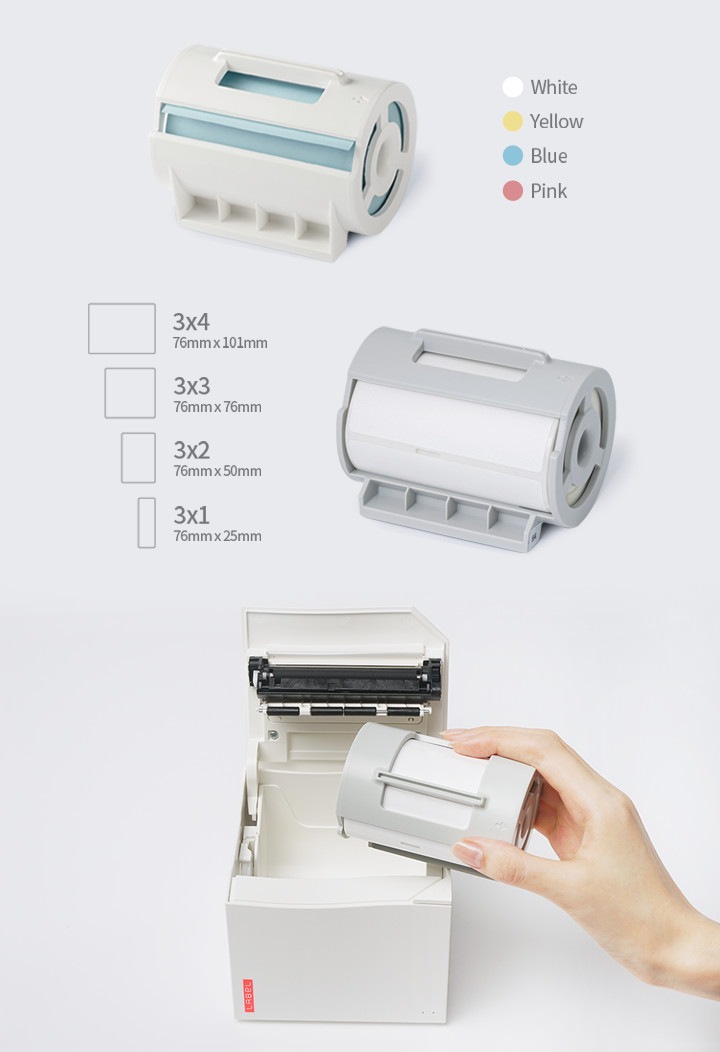 라벨프린터에 카트리지를 넣고 있습니다.