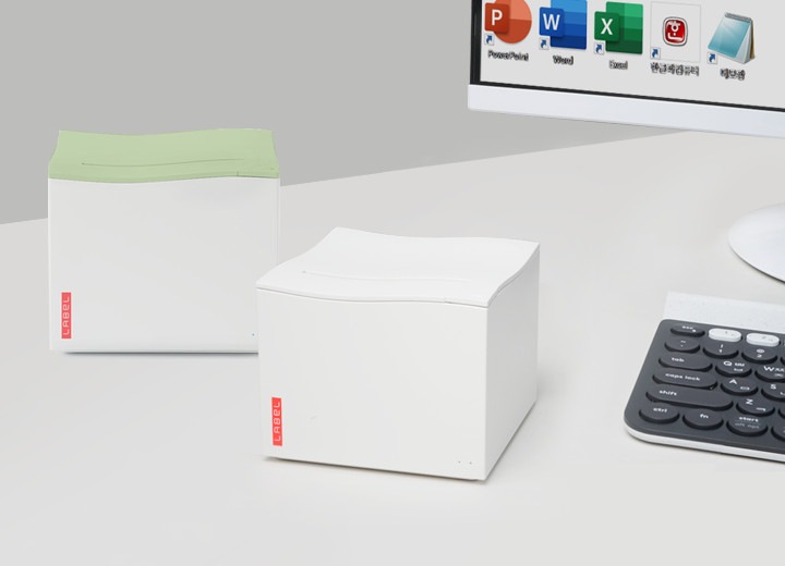 컴퓨터옆에 라벨프린터가 놓여져 있습니다.