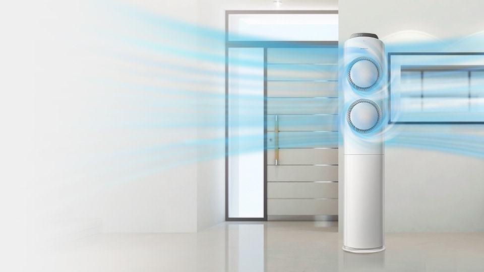 모던하고 밝은 거실이 배경으로 있으며 그 가운데 삼성 스마트 에어컨 Q9000이 자리잡고 있습니다. 에어컨의 바람문으로 나오는 냉기가 거실을 시원하게 감싸는 모습을 표현하고 있습니다.