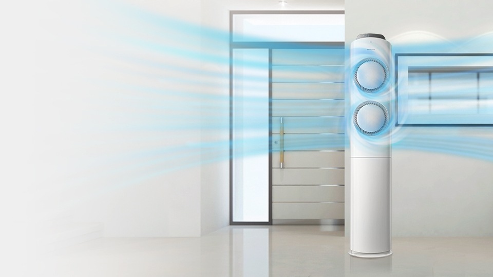 모던하고 밝은 거실이 배경으로 있으며 그 가운데 삼성 스마트 에어컨 Q9000이 자리잡고 있습니다. 에어컨의 바람문으로 나오는 냉기가 거실을 시원하게 감싸는 모습을 표현하고 있습니다.