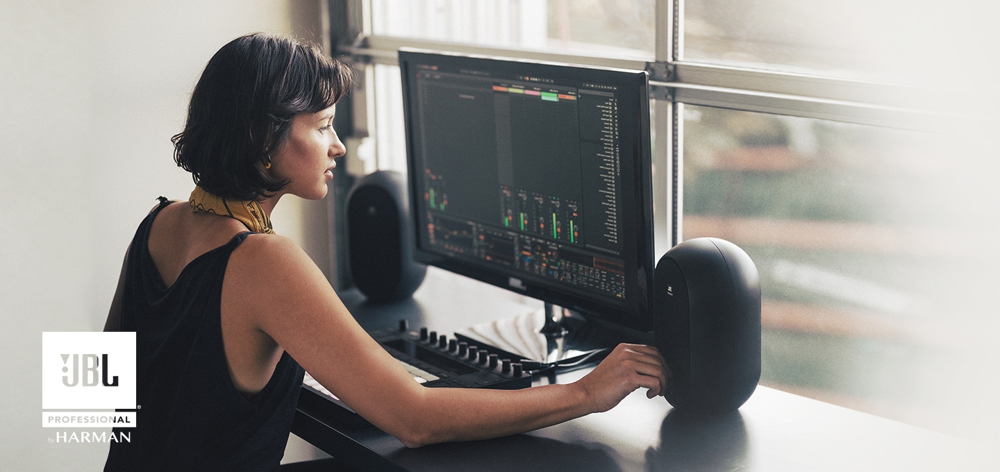 여성이 책상에 앉아 작업을 하고 있습니다.