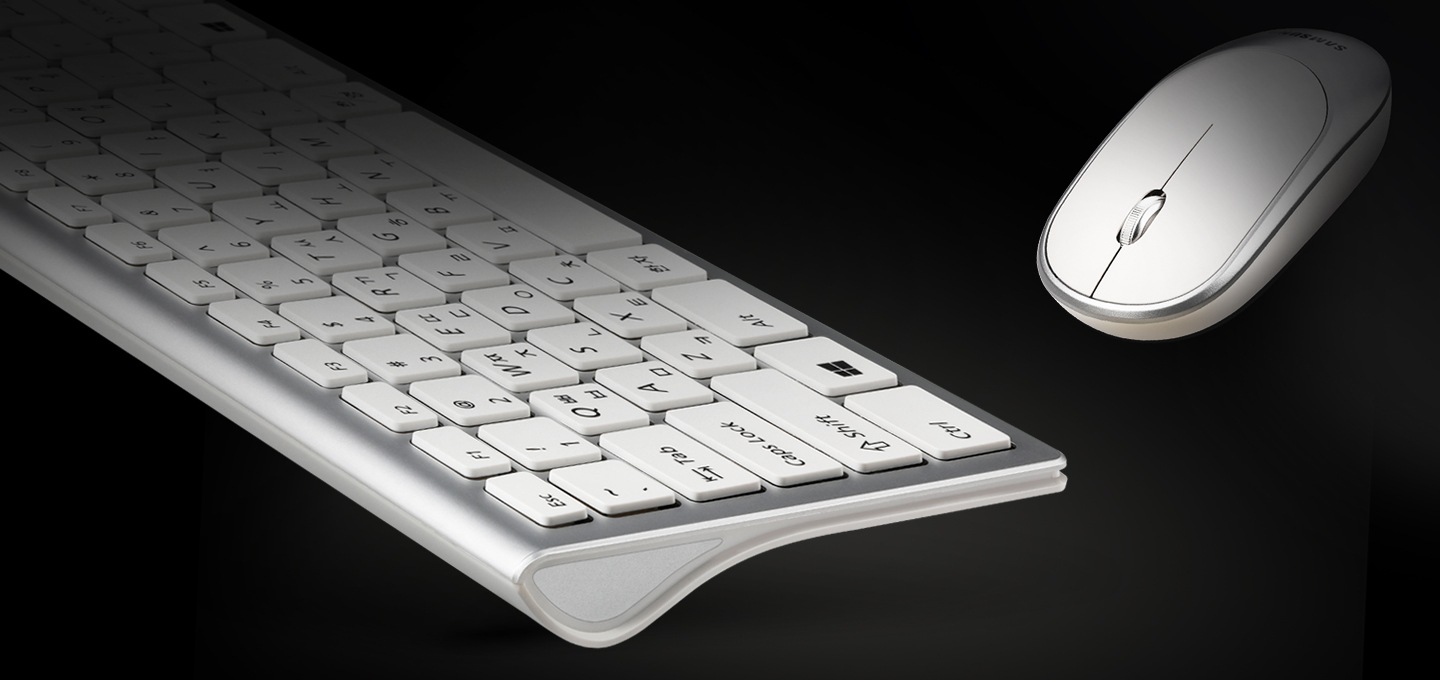 블랙 컬러 배경으로 키보드 좌측면과 마우스 윗면이 보입니다.