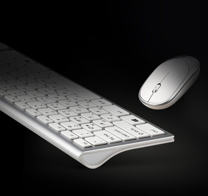 블랙 컬러 배경으로 키보드 좌측면과 마우스 윗면이 보입니다.