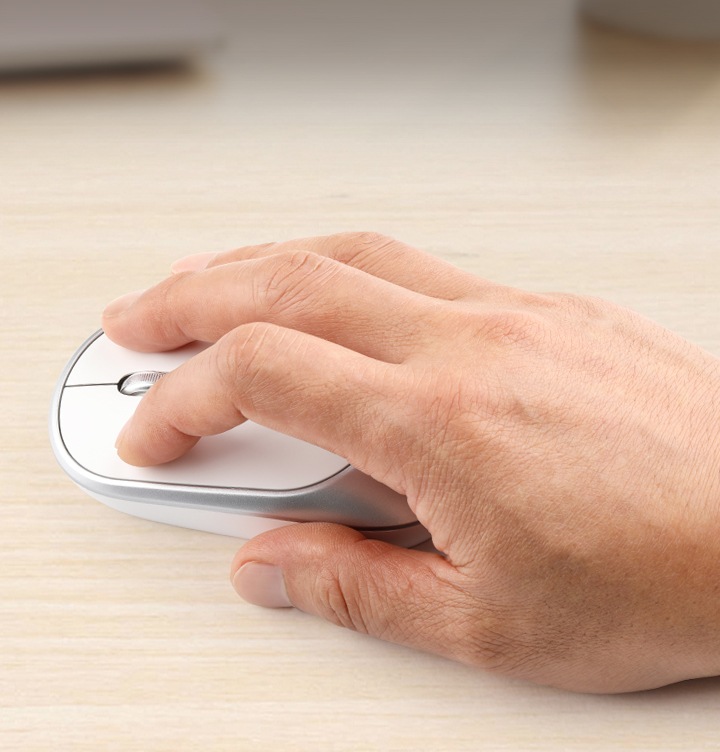 마우스를 오른손으로 쥐고 있는 모습이 보입니다.