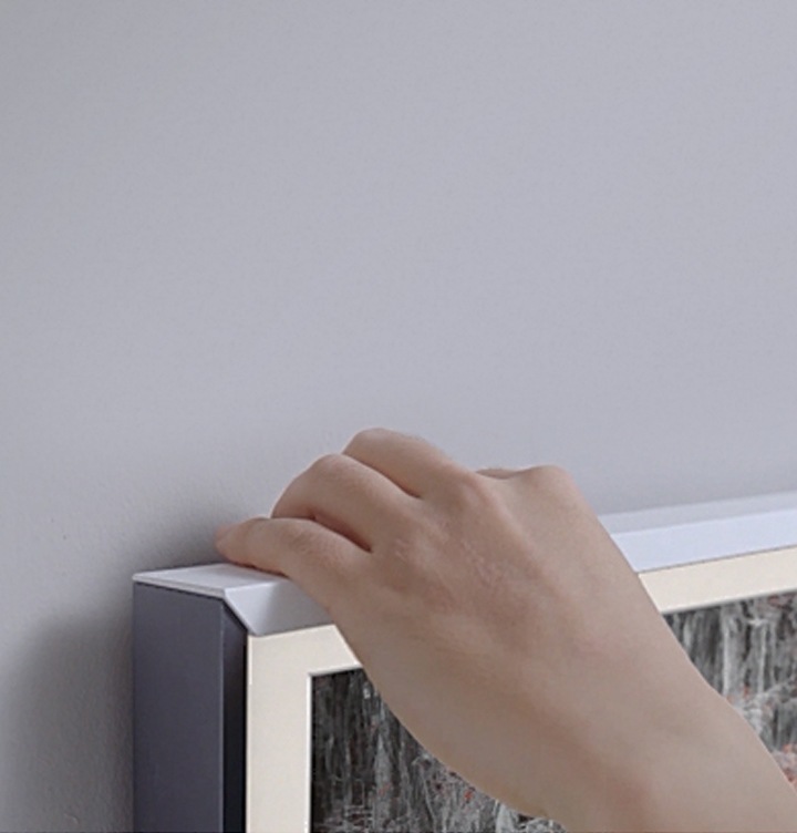 사용자가 베젤을 교체하고 있습니다.