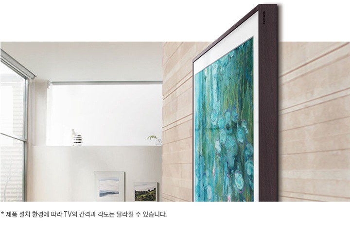 TV가 벽에 걸려있습니다.