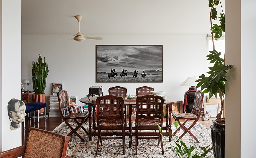 벽면에 TV가 걸려있는 인테리어 이미지 입니다.