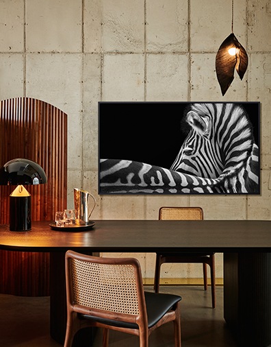 벽면에 TV가 걸려있는 인테리어 이미지 입니다.