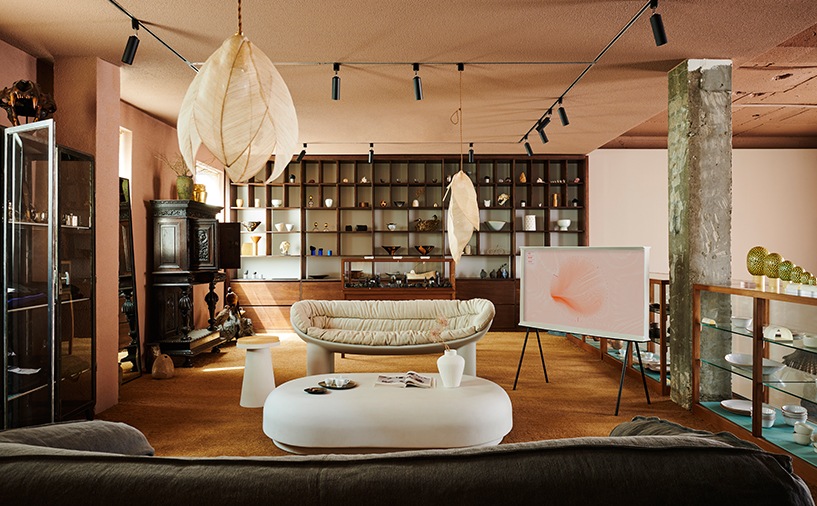 쇼파 옆에 TV가 놓여 있는 인테리어 이미지 입니다.