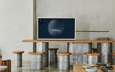 선반 위에 TV가 있는 인테리어 이미지 입니다.