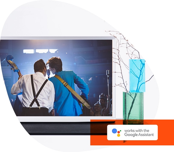 TV스크린에 가수가 노래하는 모습과 구글 어시스턴트 로고