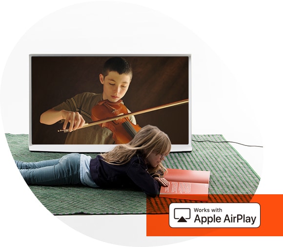 Apple Airplay를 이용해 콘텐츠를 스크린으로 감상하는 모습