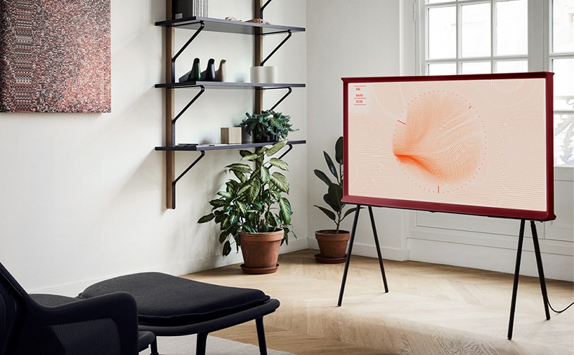 거실에 놓인 스텐드형 제품 정면