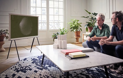 스텐드형 제품이 있는 거실 인테리어 이미지