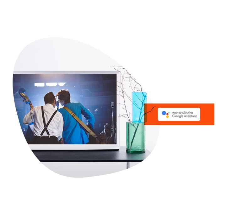 serif 화면속에 악기를 연주중인 두 남자의 뒷모습이 보이고 이미지 오른쪽에는 구글 어시스턴트 로고가 있습니다.