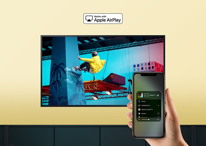 사용자가 에어플레이 2 기능을 통해 삼성 tv와 아이폰을 공유해 사용하고 있는 이미지입니다.