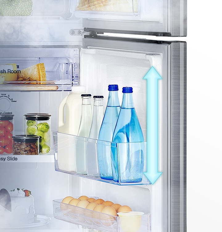 냉장실 도어 부분에 큰 우유병과 물병 등 길이가 긴 음료가 들어있습니다. 제일 우측에 있는 긴 파란색 물병 우측에 빅가드의 길이만큼 하늘색 화살표로 강조하고 있는 이미지입니다.