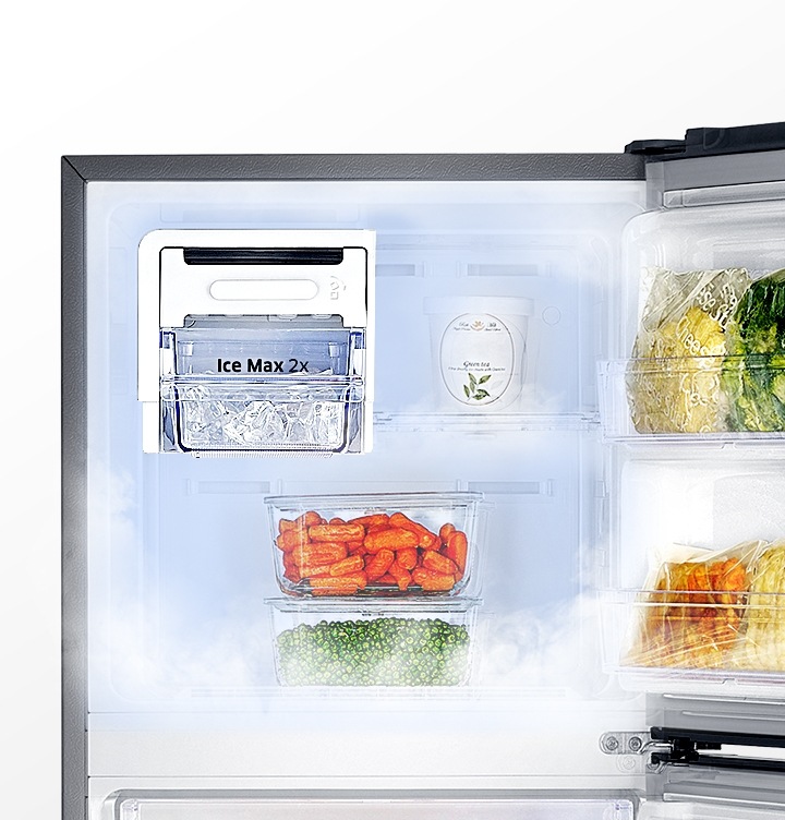 냉동실 내부에 각종 푸드가 놓여있으며 상단 좌측에 트위스트 아이스메이커가 놓여있고 안에는 얼음이 들어있는 이미지 입니다.