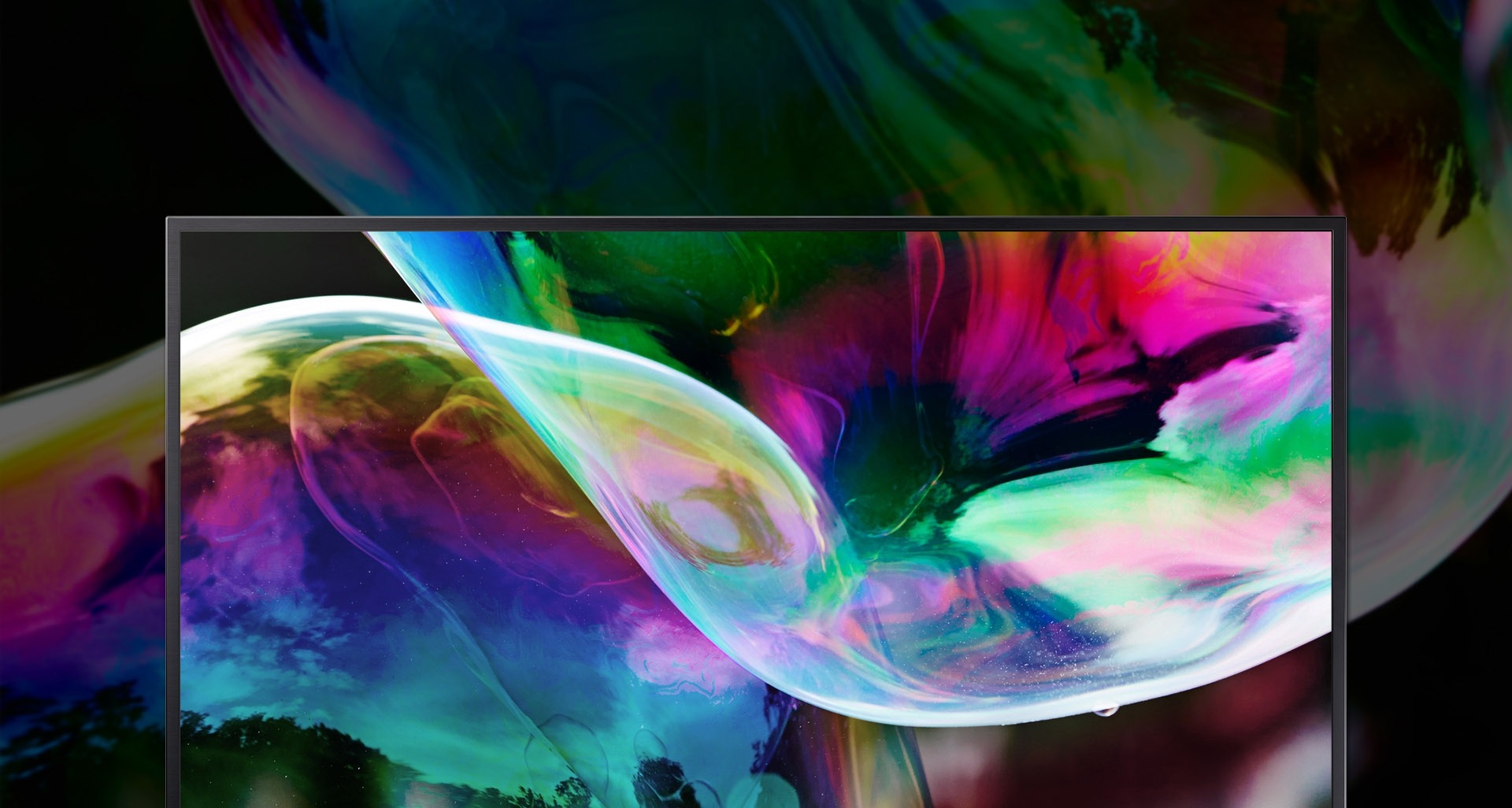 블랙의 배경에 삼성 UHD TV 액정 상단 1/2 부분이 화면 하단에 확대 되어 나타나 있습니다. 화면에는 선명한 형형색색에 색상들이 보여집니다.