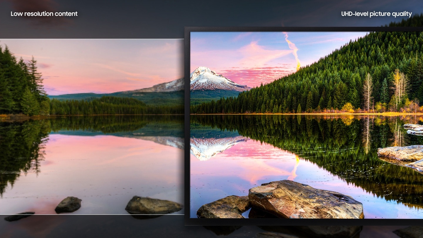 왼쪽에 낮은 해상도의 모니터 화면이 보이고 오른쪽에는 UHD 기능이 적용된 높은 해상도의 이미지가 보입니다.