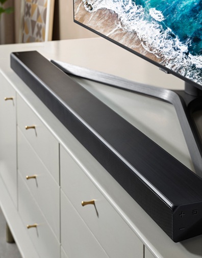 사운드바와 TV 스탠드를 함께 보여주고 있습니다.