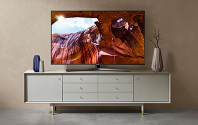 TV가 거실 수납장 위에 올려져 있습니다.