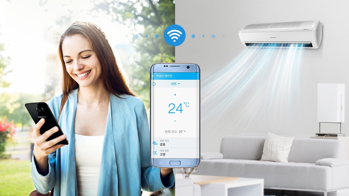 공원에서 스마트폰으로 스마트 홈 기능을 사용하여 집에 있는 에어컨을  컨트롤 하는 모습을 보여주고 있습니다.