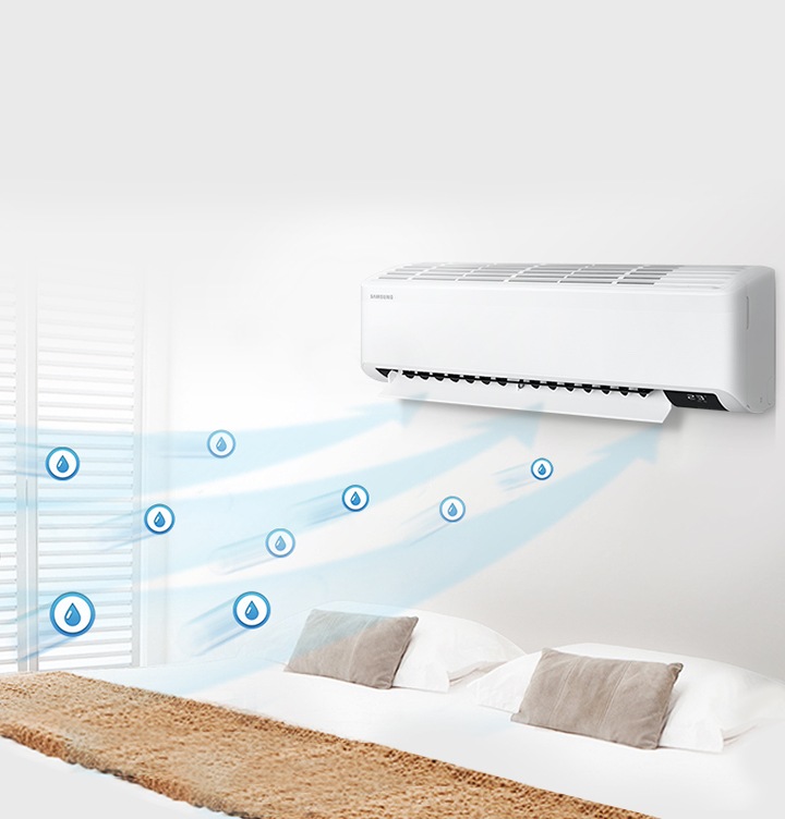 방안에 설치된 에어컨에서 강력 제습 기능이 작동되고 있습니다.