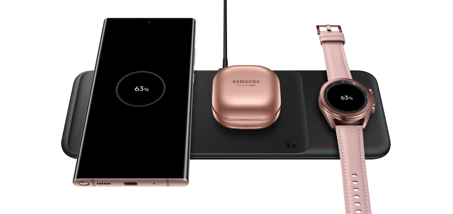 무선충전 트리오 위에 갤럭시 노트20 Ultra 5G, 갤럭시 버즈 라이브, 갤럭시 워치3가 놓여져 충전되고있습니다.