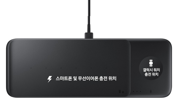 제품 윗면에 스마트폰 및 무선이어폰 충전 위치, 갤럭시 워치 충전 위치가 아이콘과 텍스트로 표시되어있습니다.