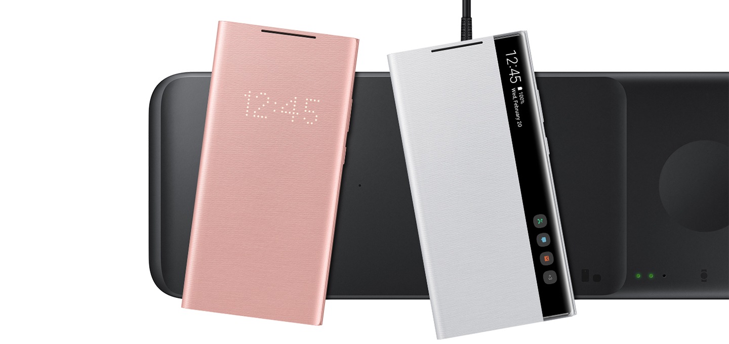 케이스를 장착한 채로 무선 충전 트리오 위에 놓인 갤럭시 노트20 Ultra 5G 제품 두대가 있습니다.