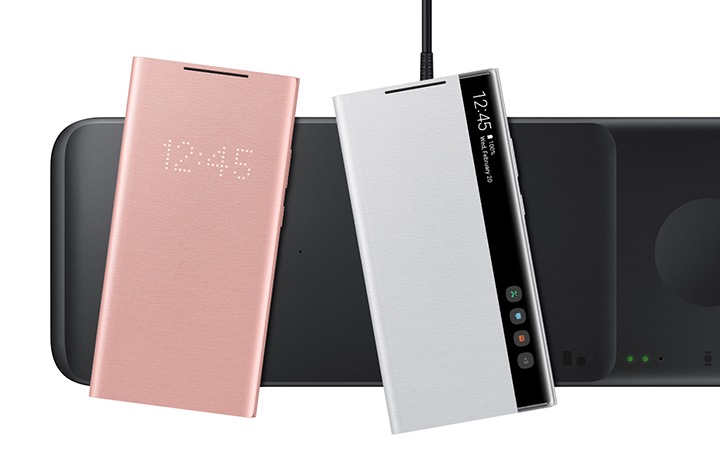 케이스를 장착한 채로 무선 충전 트리오 위에 놓인 갤럭시 노트20 Ultra 5G 제품 두대가 있습니다.