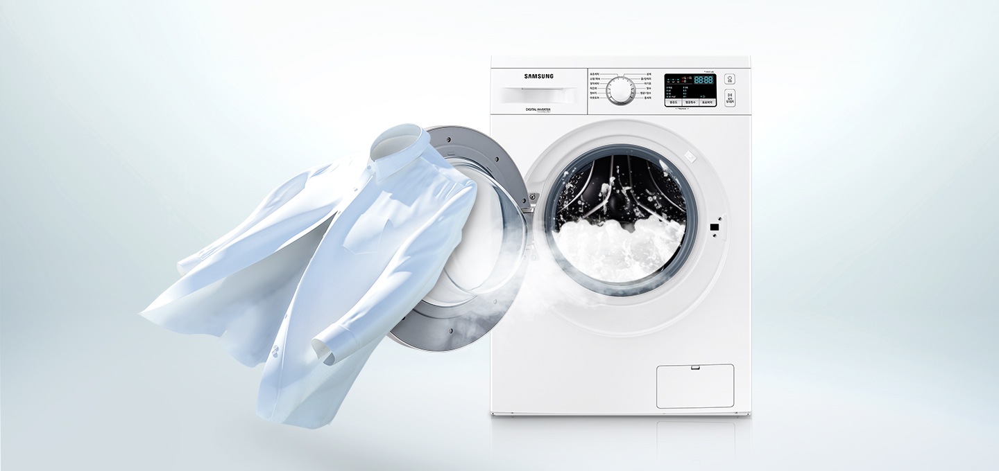 셔츠가 도어 앞에 펄럭이며 세탁기 도어가 열려있고 내부엔 거품 세척하는 모습이 나타나고 있습니다.