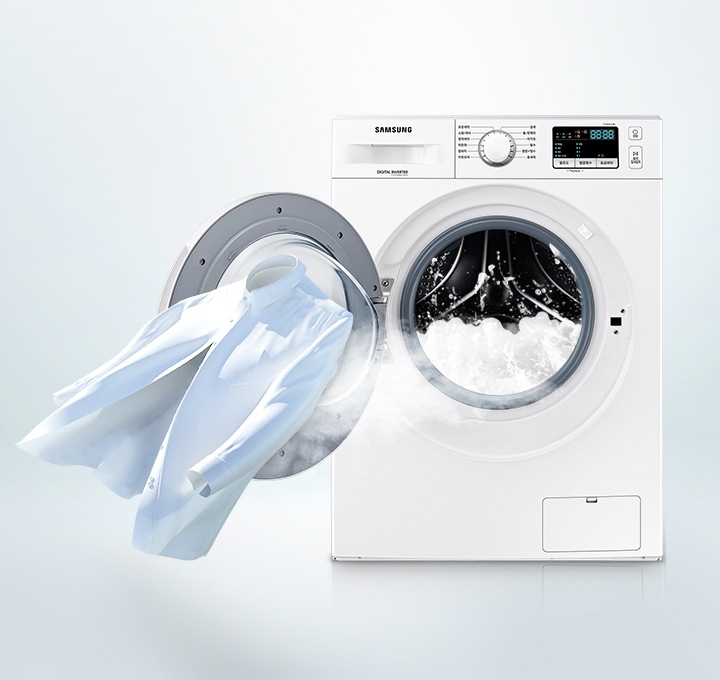 셔츠가 도어 앞에 펄럭이며 세탁기 도어가 열려있고 내부엔 거품 세척하는 모습이 나타나고 있습니다.