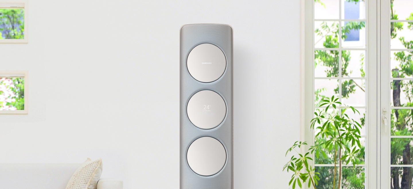 쾌적하고 밝은 거실에 놓인 Q9500 메탈 티타늄 제품이 보이고 오른쪽으로 나뭇잎이 살짝 흔들리는 모습입니다.