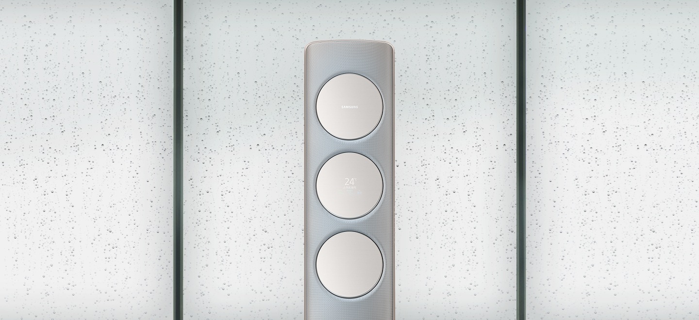 습기찬 창문을 배경으로 Q9500 메탈 티타늄 제품이 놓여져 있습니다. 곧이어 창문의 습기가 사라지는 모습입니다.