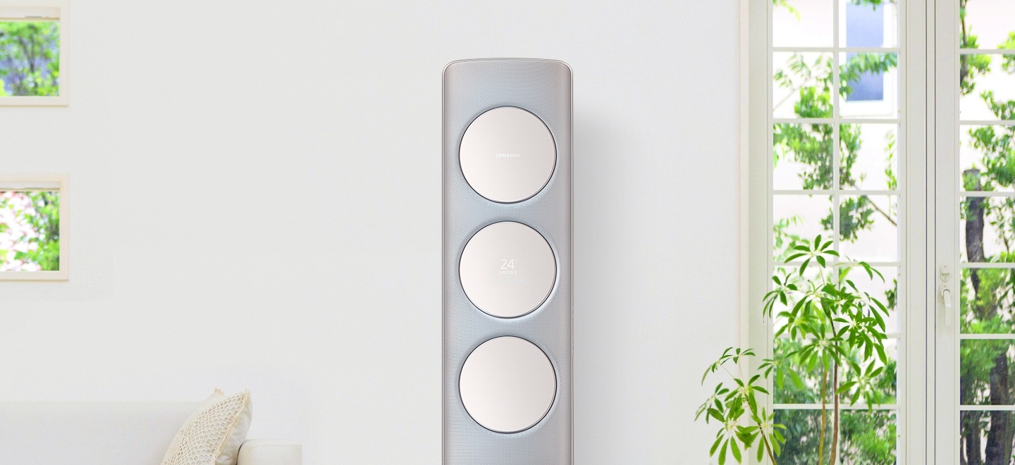 쾌적하고 밝은 거실에 놓인 Q9500 메탈 골드 제품이 보이고 오른쪽으로 나뭇잎이 살짝 흔들리는 모습입니다.