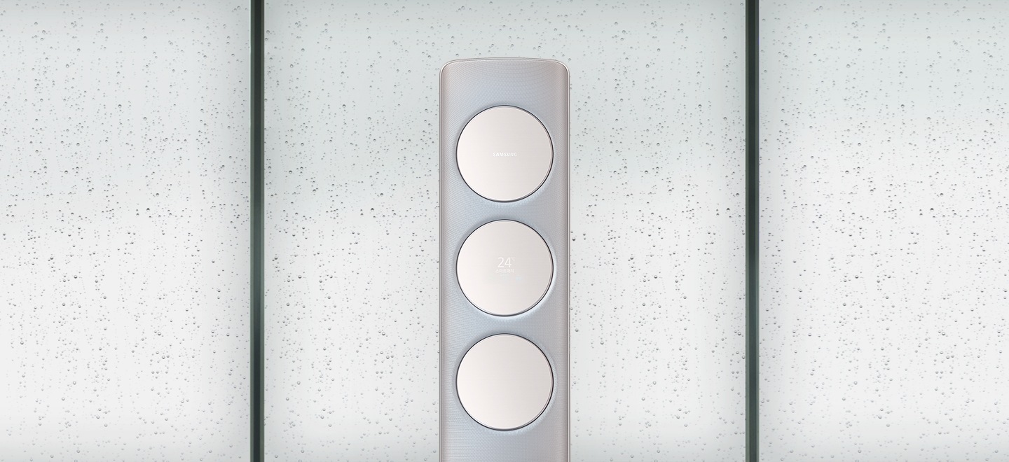 습기찬 창문을 배경으로 Q9500 메탈 골드 제품이 놓여져 있습니다. 곧이어 창문의 습기가 사라지는 모습입니다.