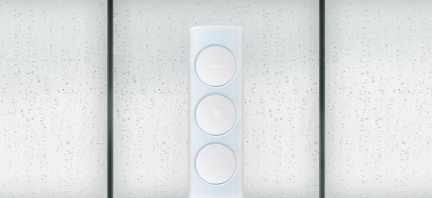 습기찬 창문을 배경으로 Q9500 메탈 화이트 제품이 놓여져 있습니다. 곧이어 창문의 습기가 사라지는 모습입니다.